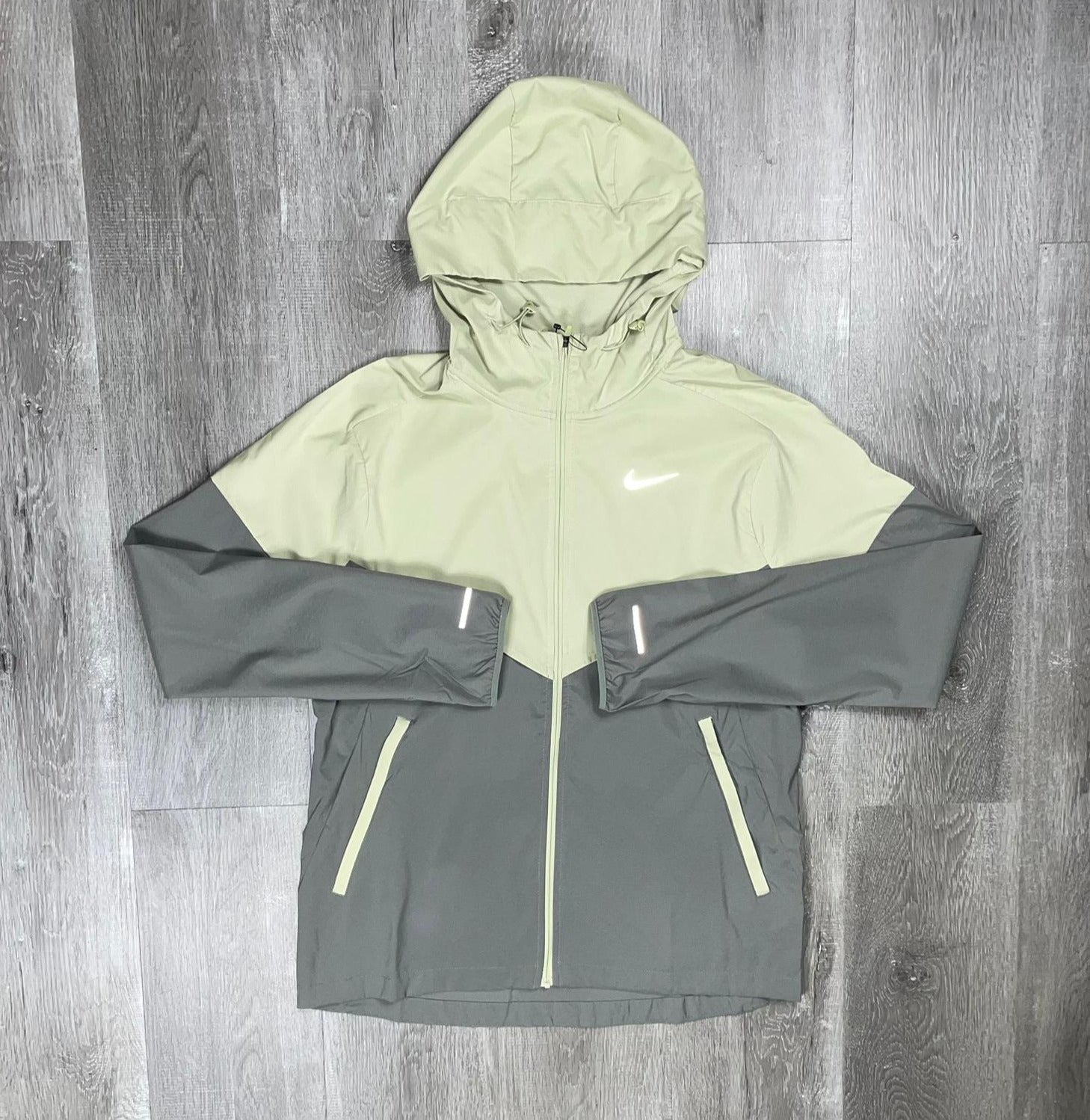 Olive green nike windbreaker hotsell